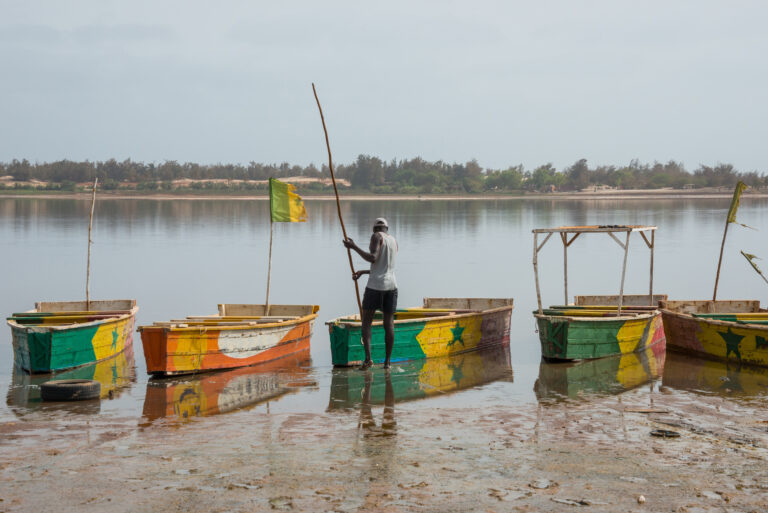 Barcas en el Lago Rosa en la costa norte de Senegal Por s-aznar