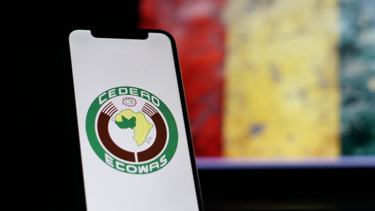 Smartphone con el logotipo de la CEDEAO en medio del anuncio de retirada de Burkina Faso, Malí y Níger. Imagen: Patrick para Adobe Stock