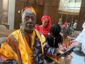 Imagen de Souleymane Cisse acompañado de su familia durante El New York African Film Festival (mayo 2023). Cortesia de Moussa Sène Absa.