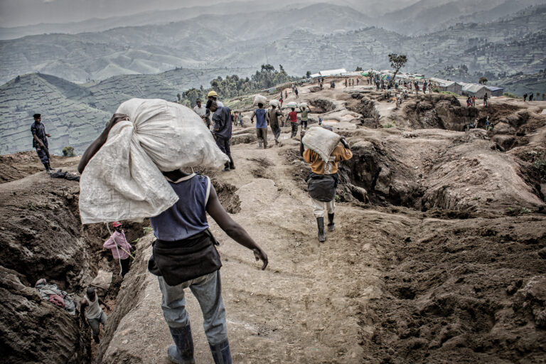 Mina Coltán Kivu RDC de Erberto Zani para Adobe Stock